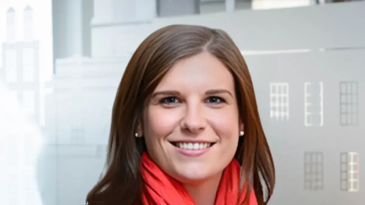 A headshot of Lorna Thomson