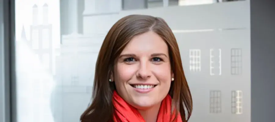 A headshot of Lorna Thomson