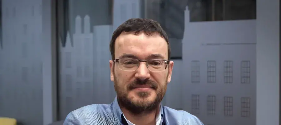 A headshot of Dr José Sánchez Morgado